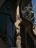 Détail d'une colonne en forme d'os de la façade.