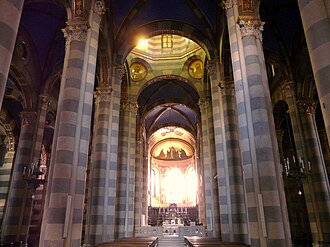 View of nave towards apse Casale Monferrato-duomo-navata centrale.jpg