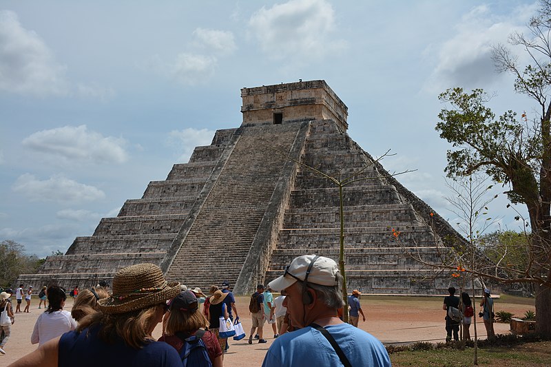 File:Castillo in Chichén Itzá. Mexico.jpg