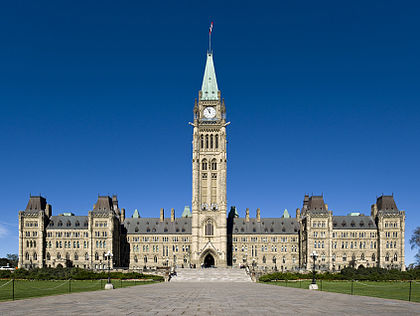 O Centre Block, edifício do Parlamento do Canadá, com a Torre da Paz em frente. (definição 3 384 × 2 544)