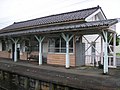 構内から見た駅舎（猪谷駅行きの列車内から、2006年（平成18年）7月29日）