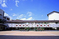 Fasad utama dari Chung Cheng Sekolah Tinggi (Yishun), bantalan moto sekolah.