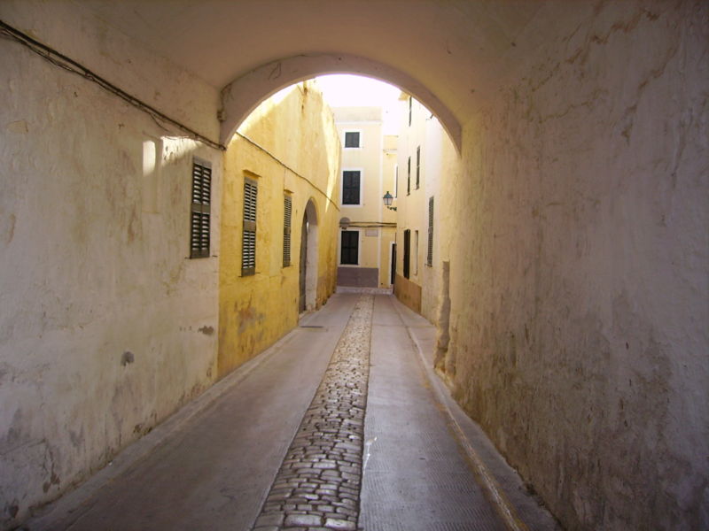 File:Ciutadella Carrer.JPG