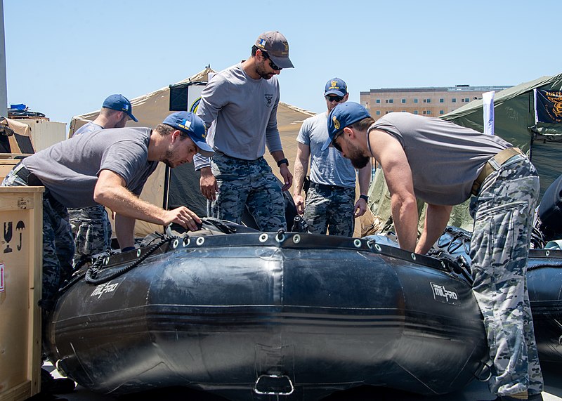 File:Clearance Dive Team Four members assemble a RHIB during RIMPAC 2022.jpg