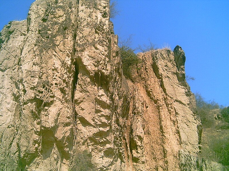 File:Cliffs Beside Nala Kaan 6.jpg