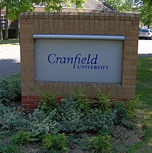 Un panneau sur lequel est écrit : "Cranfield University"