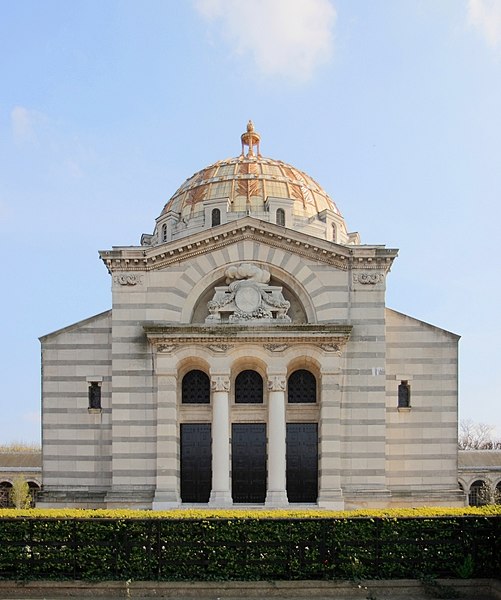 File:CrematoriumPereLachaise.jpg