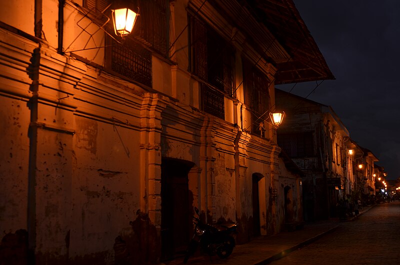 File:Crisologo Vigan Night Street.jpg