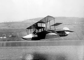 Marshall Earle Reid (en) sur le Lac Keuka à bord de son Curtiss, en 1912. Notez le décrochement dans la forme de la coque.