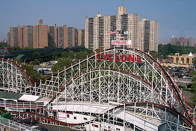 Cyclone à Coney Island : un triple out and back.