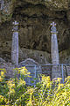 Kriegerdenkmal in Naturfelsenhöhle