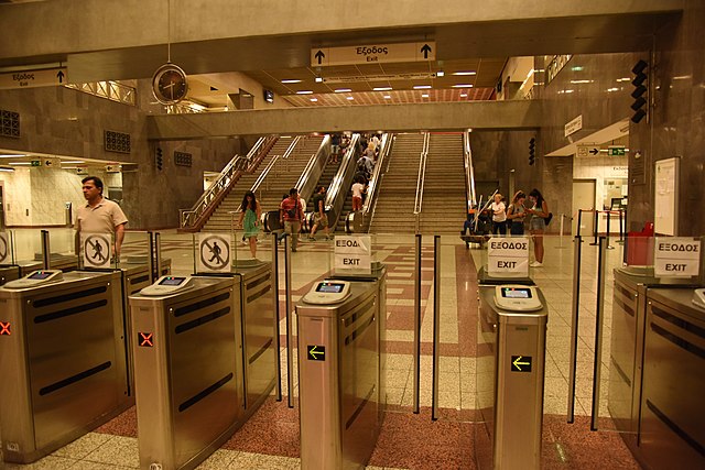 Concourse level of Syntagma Metro station (2018).