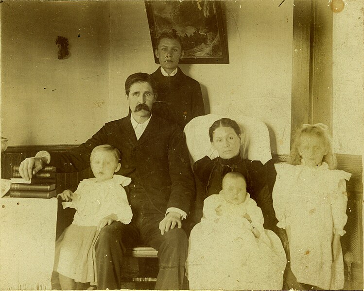 File:Dad, mom and four (2101537156).jpg