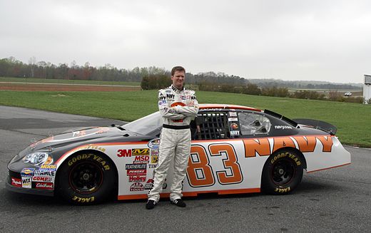 Earnhardt en zijn Nationwide Series auto uit 2008.