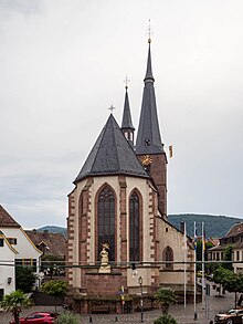 Datei:Deidesheim_20180721_Marktplatz_Ulrichskirche.jpg