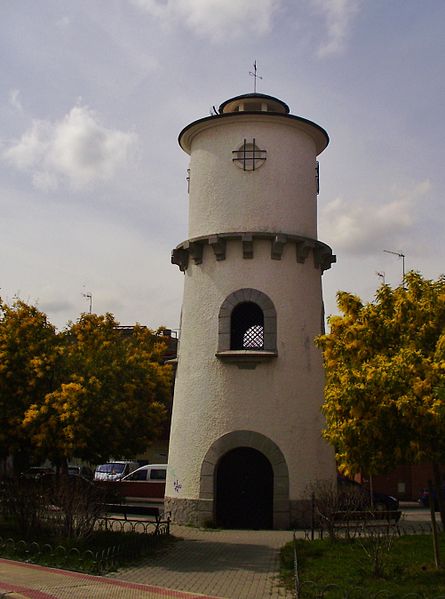 File:Depósito de agua en Villanueva del Pardillo.JPG