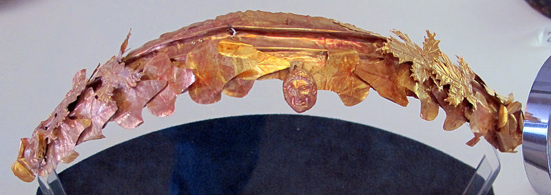 File:Diadema in oro, 350 ac. ca, da valle pega.JPG