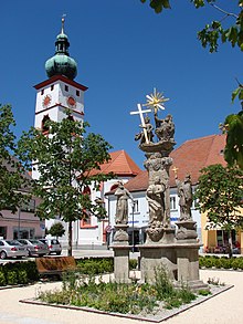 Die Dreifaltigkeits-Säule auf dem Tirschenreuter Marktplatz.jpg