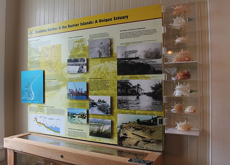 File:Display, Boca Grande Lighthouse Museum 2.jpg