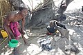 Дистилляция яблочного ликера из кешью (мучекеле) в Мозамбике