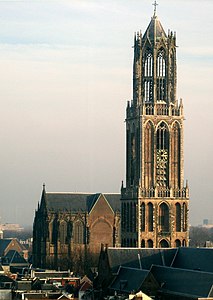 La tour de la cathédrale Saint-Martin d'Utrecht a été terminée par un octogone léger coiffé d'un cône pour atteindre 112 m.