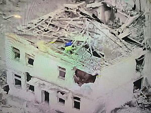 Drapeau Ukrainien hissé par la 47e brigade mécanisée « Magoura » sur l'école détruite de Robotyne le 23 août 2023