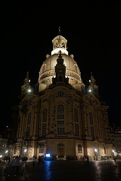 File:Dresdner Frauenkirche bei Nacht 02082019 025.jpg