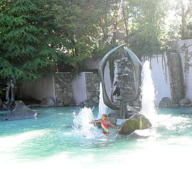 Du Pen Fountain 01.jpg