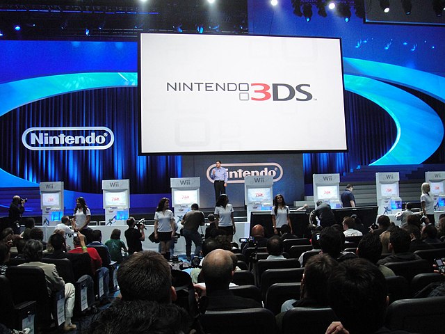 The Nintendo 3DS E3 2010 unveiling involved an elaborate stage with moving set pieces.