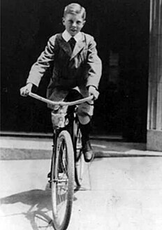 Elliott Carter 1917.jpg