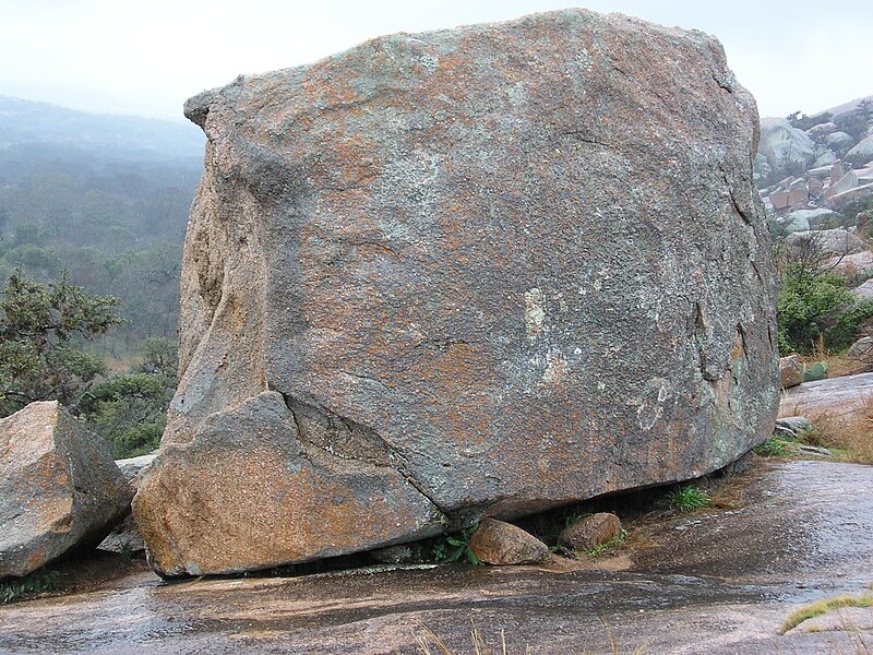 800px-Enchanted_Rock%2C_boulder.jpg