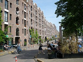 Vue des anciens entrepôts de Entrepodok, convertis en appartements dans les années 1980.