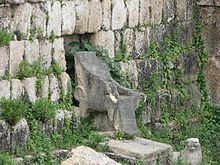 כס עשתרת בחורבות מקדש פיניקי לאל אשמון בצידון (המאה ה-7 לפנה"ס)
