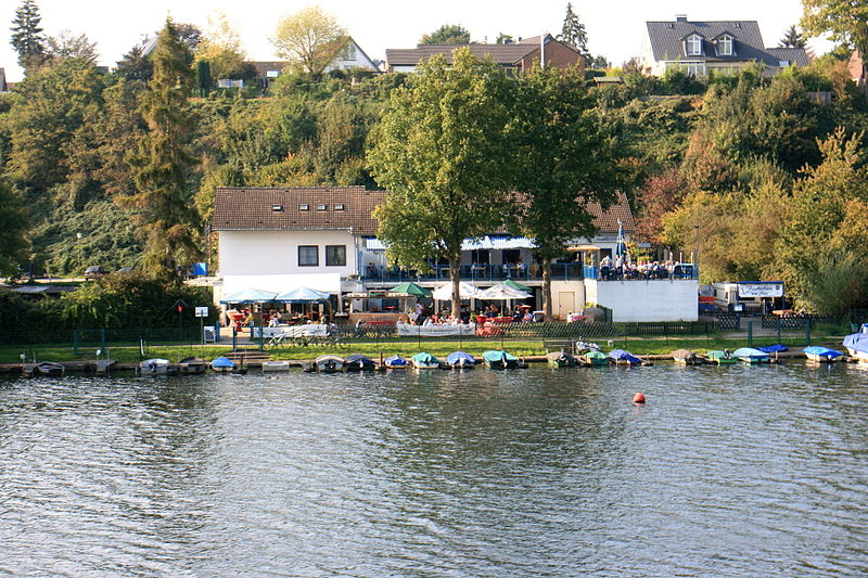 File:Essen - Stauseebogen - Fischerhaus (Eisenbahnbrücke) 01 ies.jpg