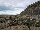 Pobřeží východně od Port en Bessin ve středním přílivovém dosahu. JPG