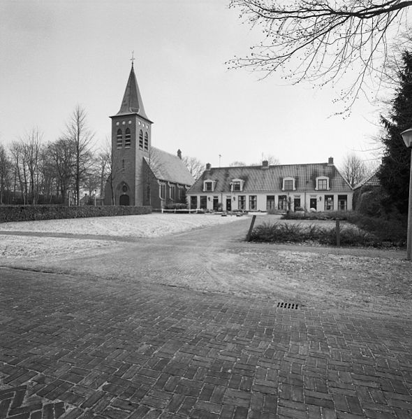 File:Exterieur overzicht R.K. Kerk met naast gelegen woonhuizen, voorzijde - Zorgvliet - 20322652 - RCE.jpg