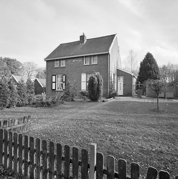 File:Exterieur overzicht voorgevel met gevelsteen Kennis is Macht - Veenhuizen - 20001838 - RCE.jpg