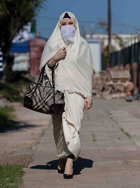 إمرأة تلبس الحايك مع لمسة عصرية