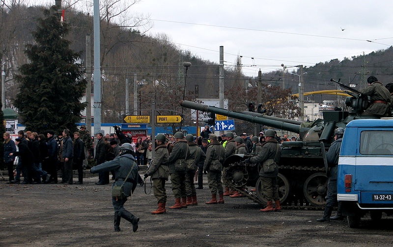 File:Filmmaking of 'Black Thursday' on crossway of ulica Świętojańska and Aleja Józefa Piłsudskiego in Gdynia - 155.jpg