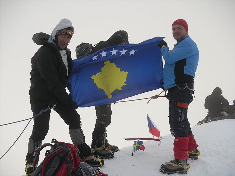 File:Flamuri i Kosovës në Mont Blanc.JPG