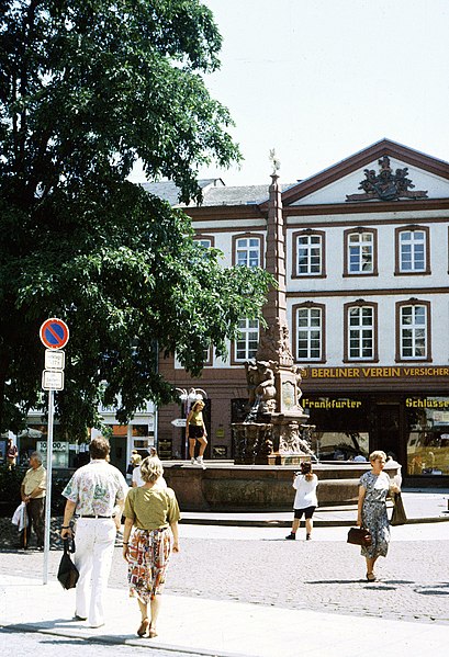 File:Frankfurt am Main, Haus Liebfrauenberg 39 und Liebfrauenbrunnen.jpg