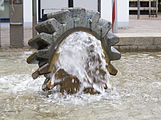 English: Cog wheel in the Buchhornbrunnen in Friedrichshafen. Deutsch: Zahnrad im Buchhornbrunnen in Friedrichshafen.