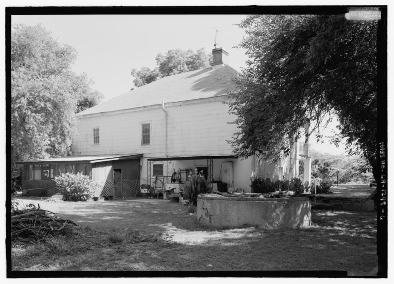 File:General view from the south looking to southwest (rear) elevation; view includes cistern - Roubieu-Jones House, 374 Louisiana State Highway 484, Natchez, Natchitoches Parish, LA HABS LA-1298-6.tif