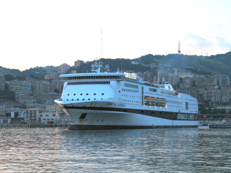 File:Genova-nave da crociera.JPG