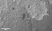 El punt blau assenyala el lloc d'aterratge del Curiosity. El punt vermell marca Glenelg, una zona del cràter Gale on està previst que el rover hi vagi a fer exploració científica.