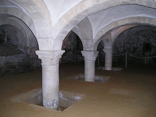 Interior view of a chamber, with arches supporting the pillars holding up the roof
