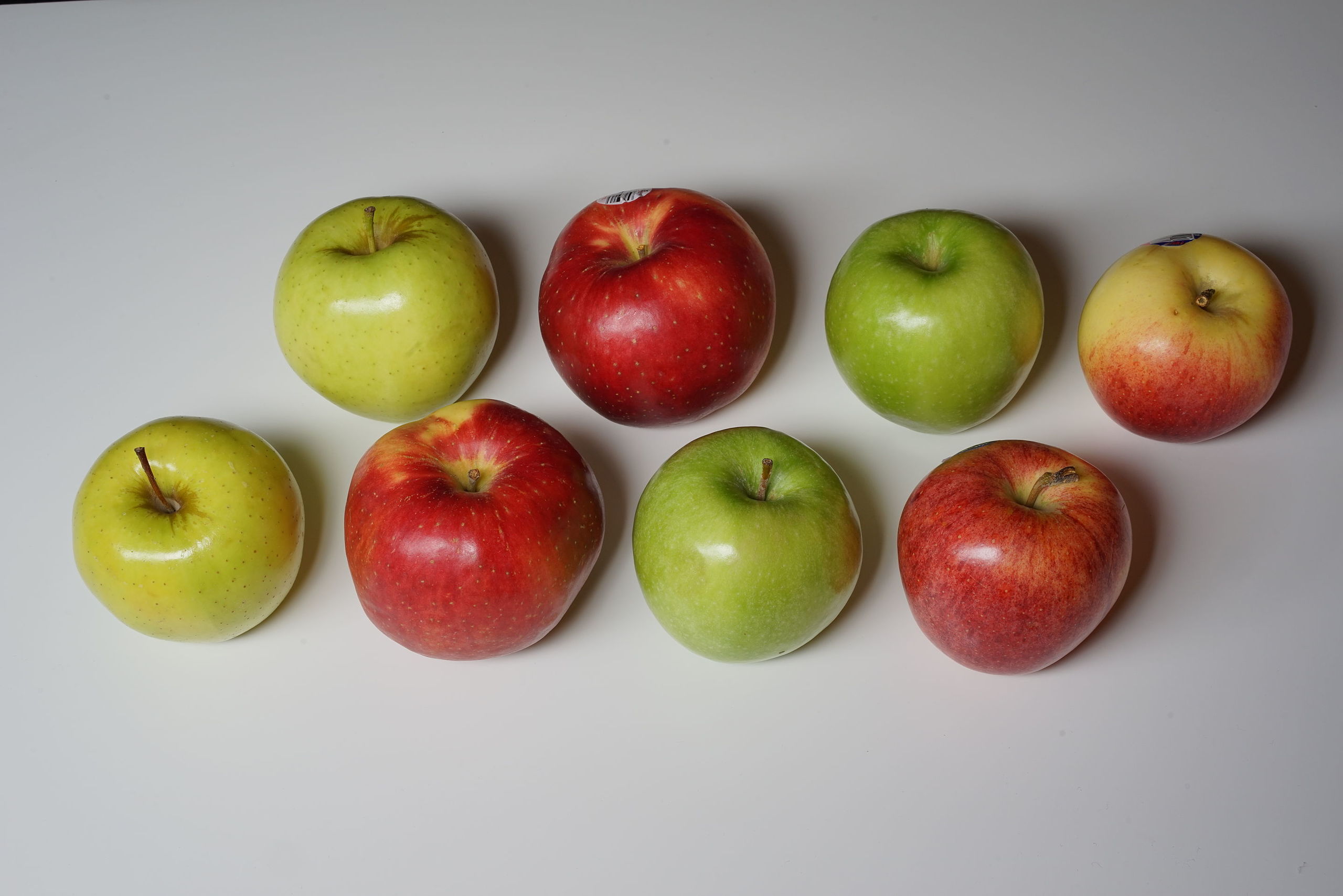 https://upload.wikimedia.org/wikipedia/commons/thumb/b/b2/Golden_Delicious%2C_SweeTango%2C_Granny_Smith%2C_and_Gala_apples_1.JPG/2560px-Golden_Delicious%2C_SweeTango%2C_Granny_Smith%2C_and_Gala_apples_1.JPG