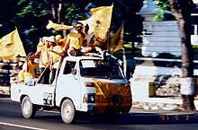 Golkar supporters in Semarang, May 1997 Golkar campaigners 1997.jpg