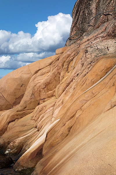 File:Granite cliff with feldspar crystals in Loddebo 2.jpg