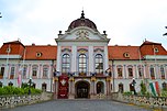 Die der Stadt zugewandte Fassade des Mittelbaus, hinter den großen Bogenfenstern befindet sich der Festsaal